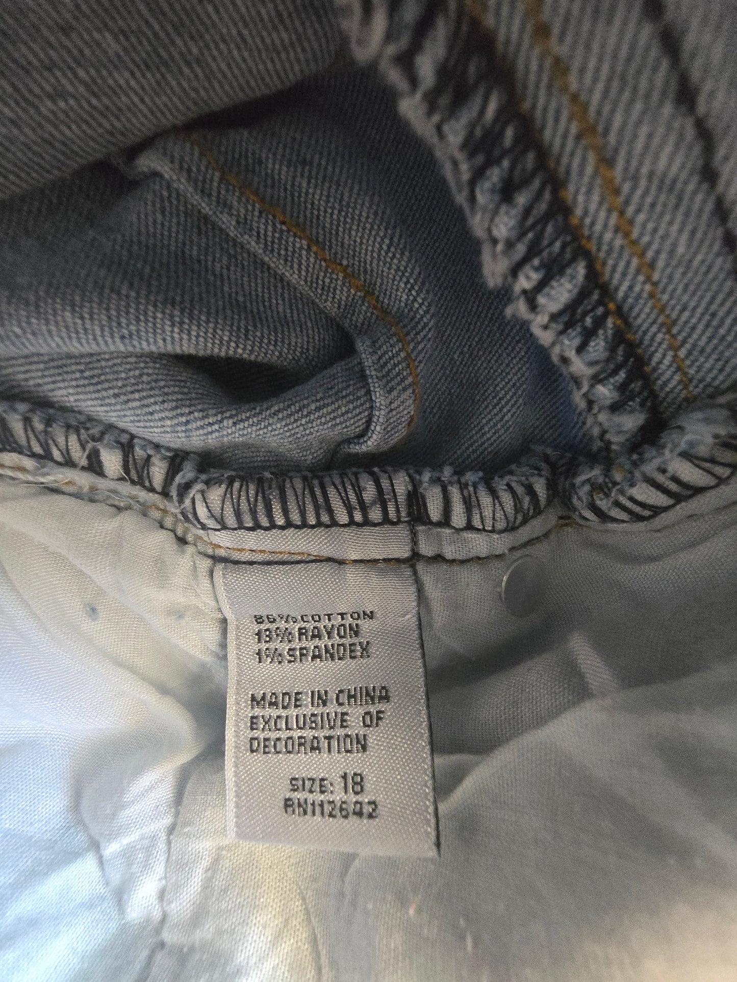Pre-loved Women's SANDIPER Distressed Light Wash Cropped Jeans Size 18
