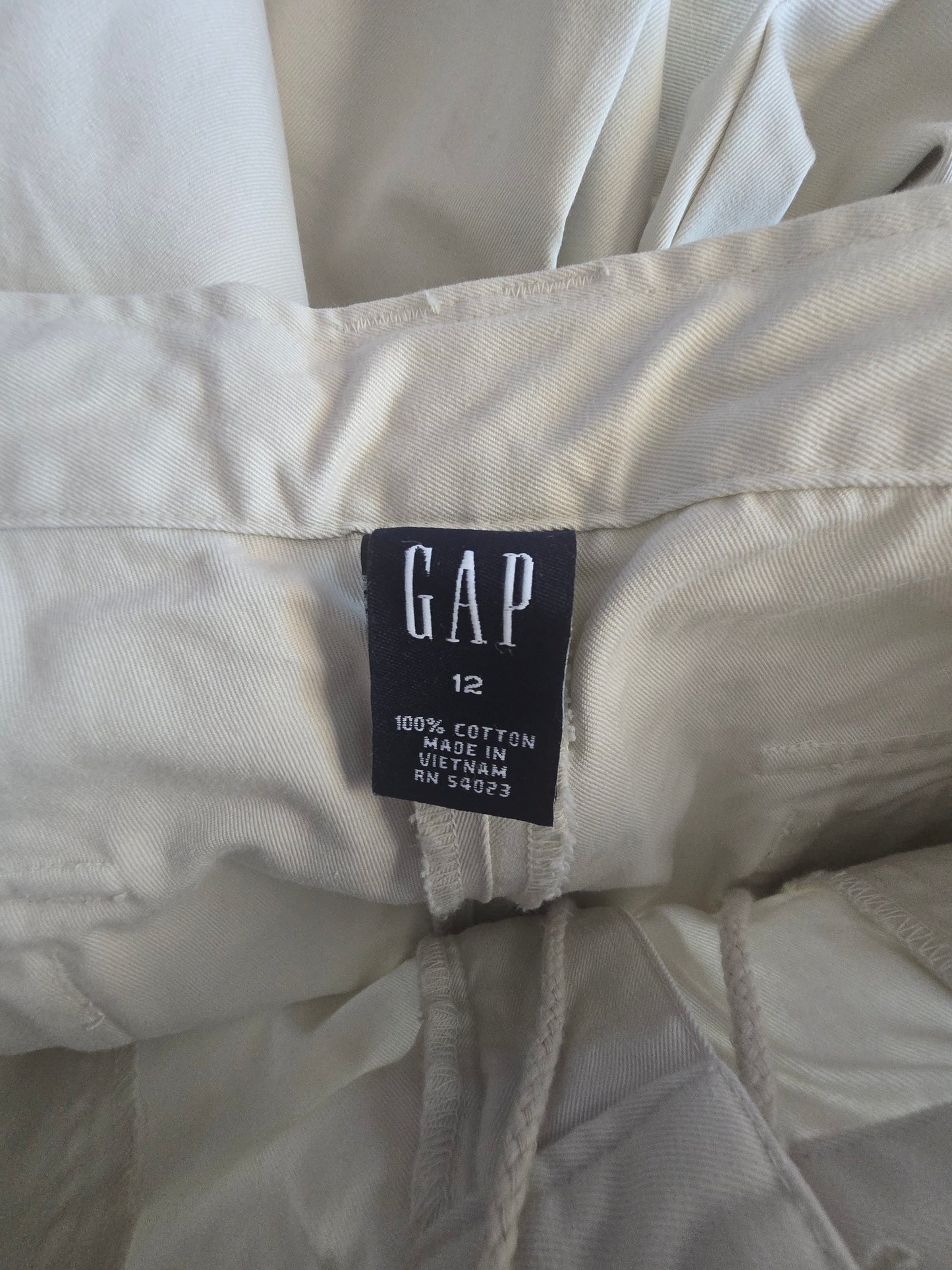 Pre-loved Women's GAP Cream Cargo Cropped Capris Pants - Size 12 - 100% Cotton