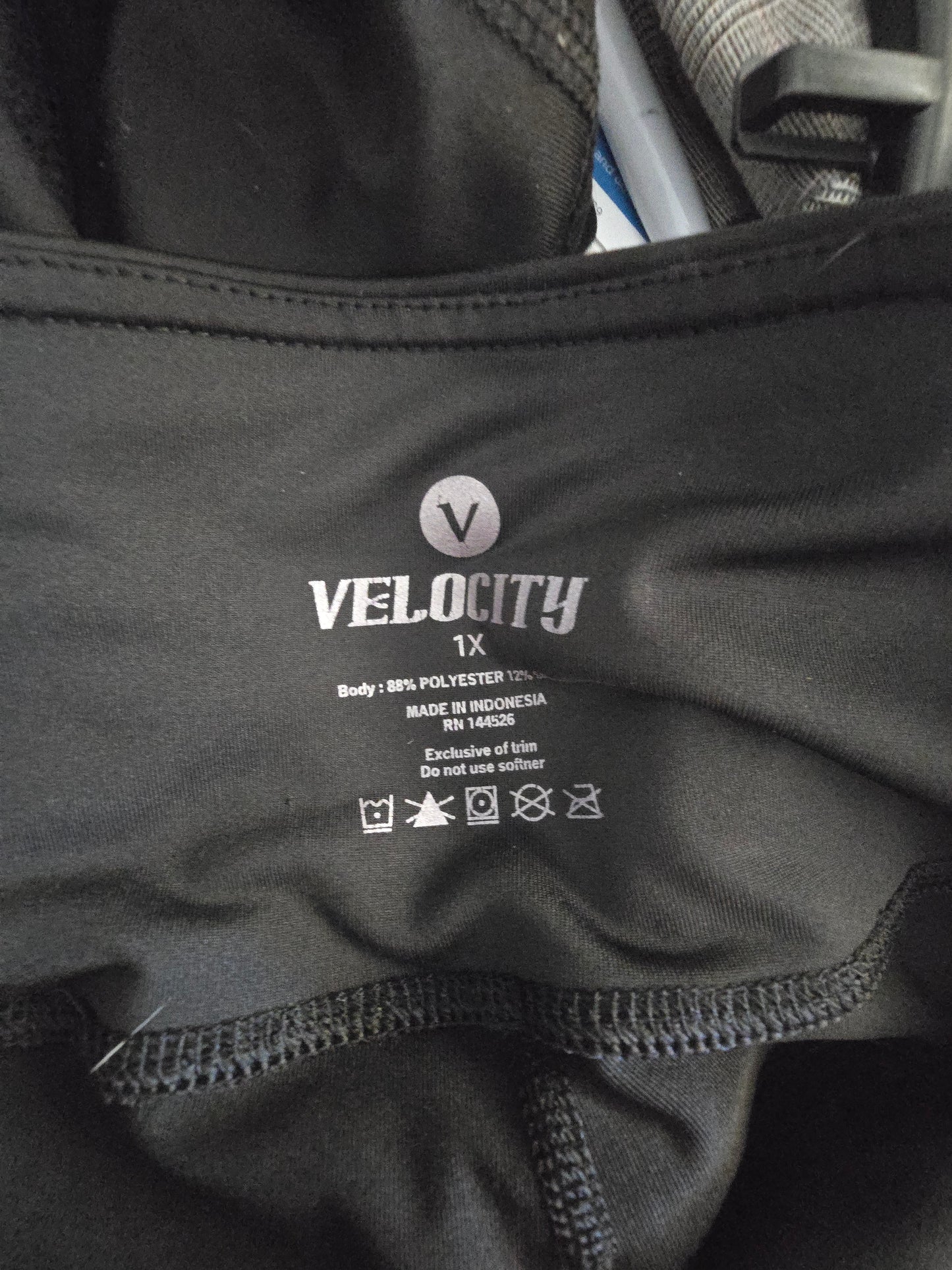 Sleek & Sporty: Pre-Loved Velocity Black Activewear Leggings with Grey Panels (Women's 1X)