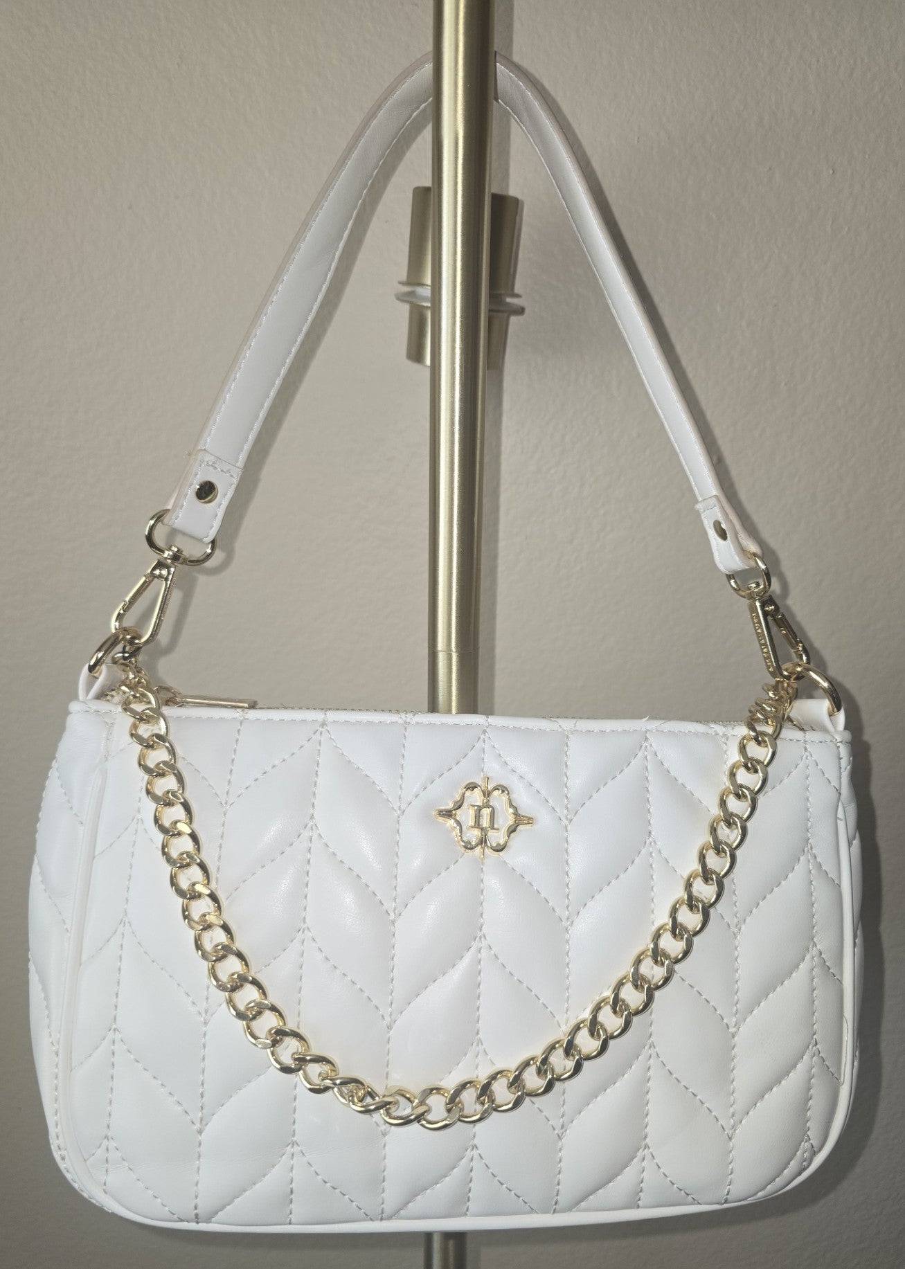 Elegant Nanette Lepore Quilted White Shoulder Bag | Gold Chain Accent