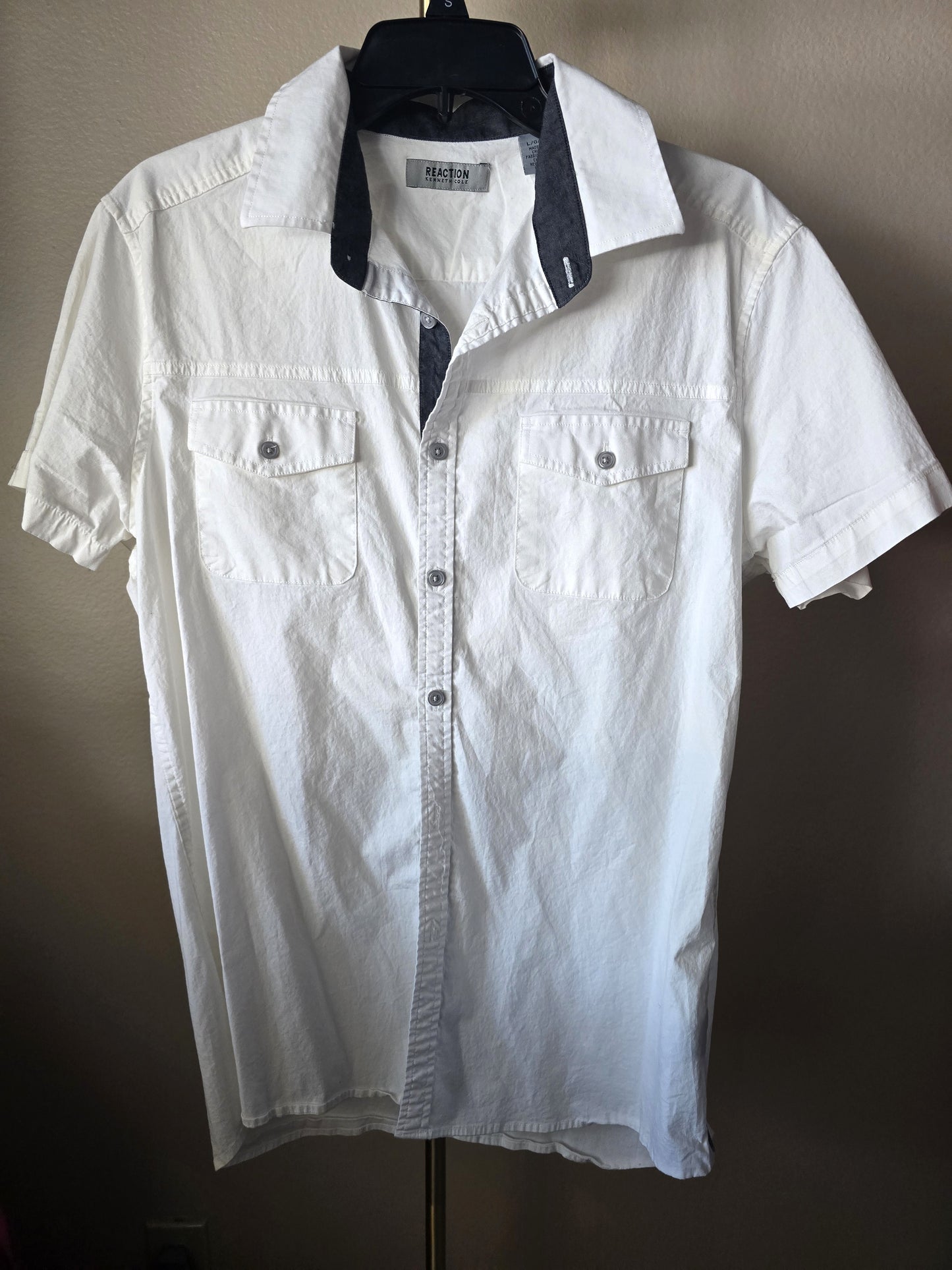 Pre-loved Reaction Kenneth Cole White Button-Up Shirt - Short Sleeve with Pockets