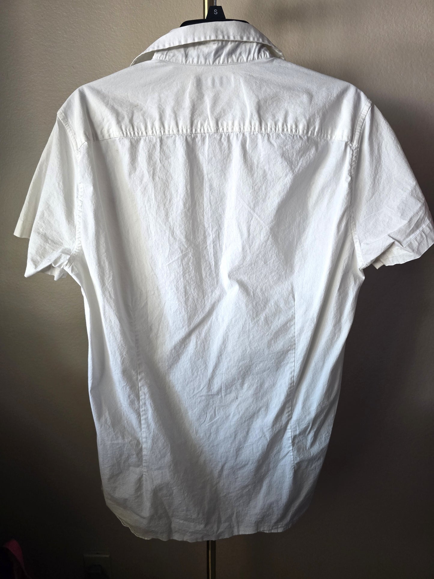 Pre-loved Reaction Kenneth Cole White Button-Up Shirt - Short Sleeve with Pockets
