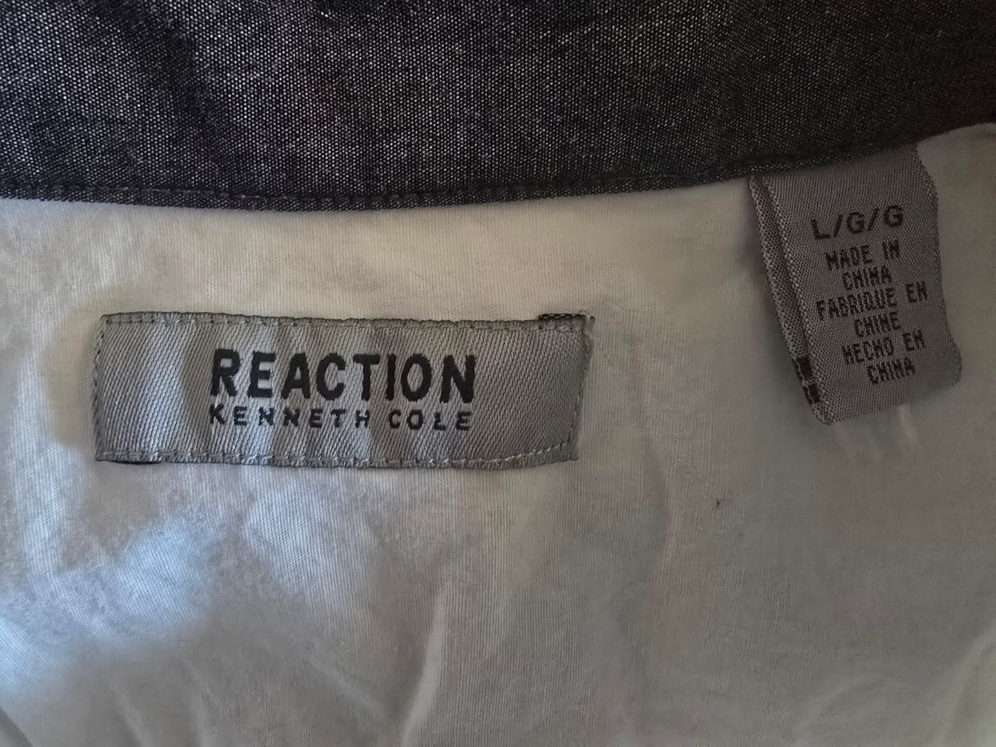 Pre-loved Reaction Kenneth Cole White Button-Up Shirt - Short Sleeve with Pockets