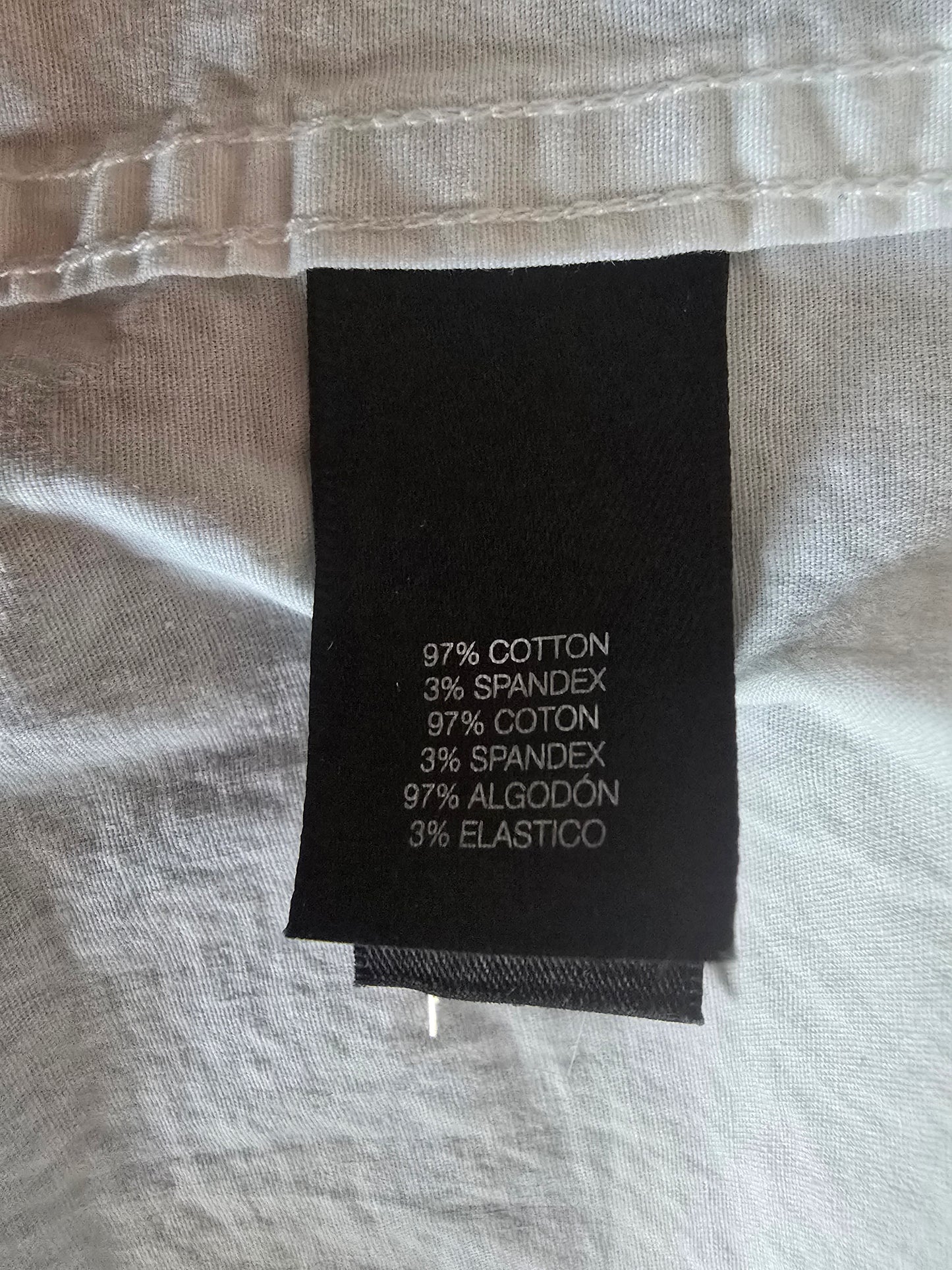 Pre-loved Reaction Kenneth Cole White Button-Up Shirt - Short Sleeve with Pockets