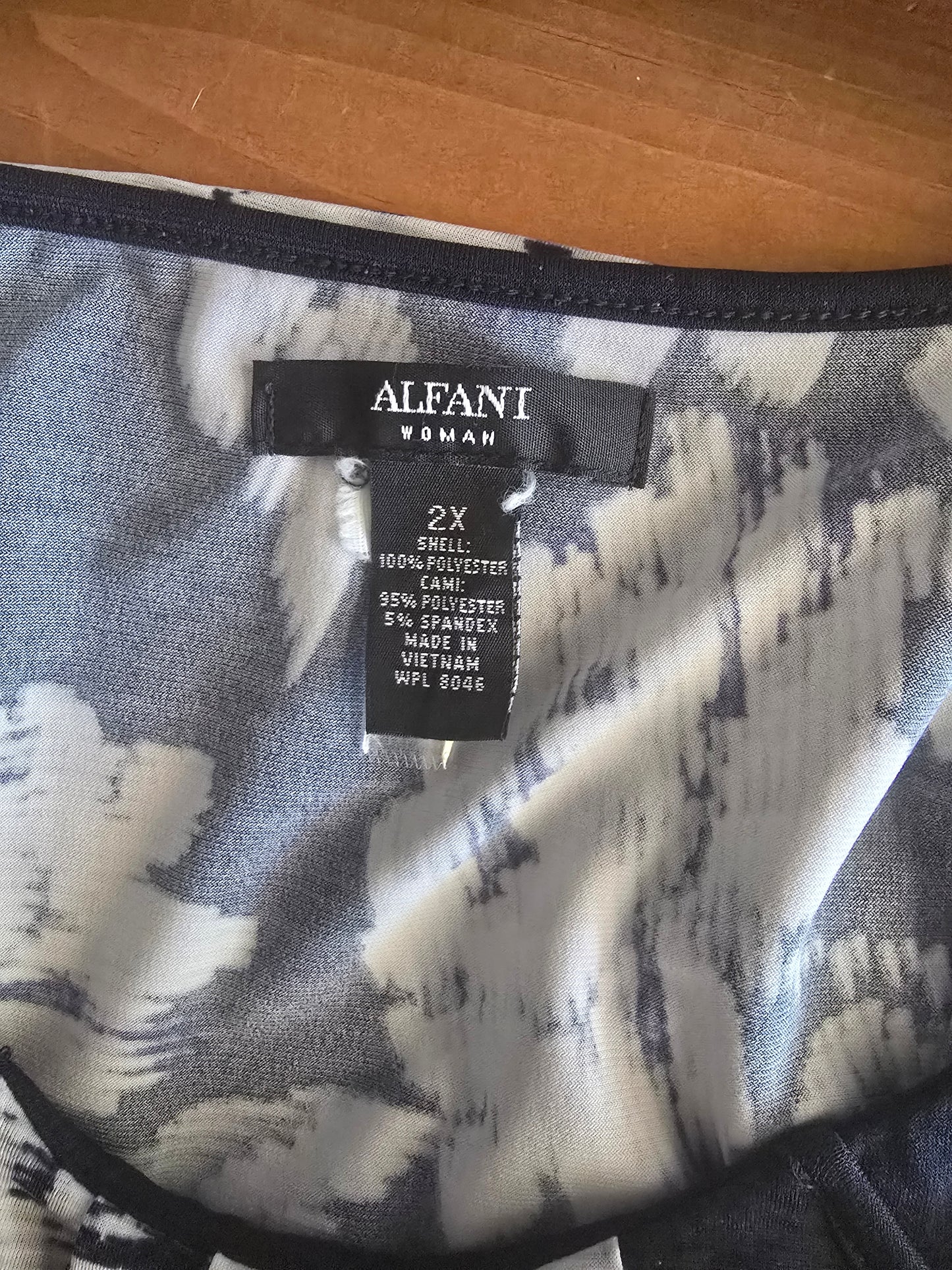 Pre-loved Alfani Navy Blue & White Floral Blouse - Butterfly Sleeves