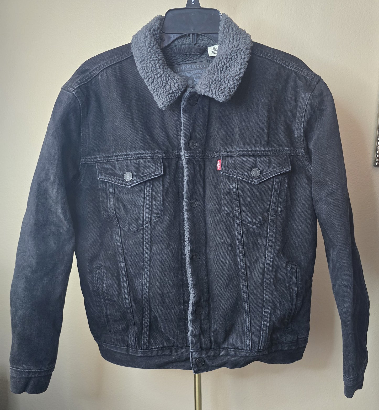 Pre-loved Levi's Black Sherpa Lined Denim Jacket - Classic Trucker Style
