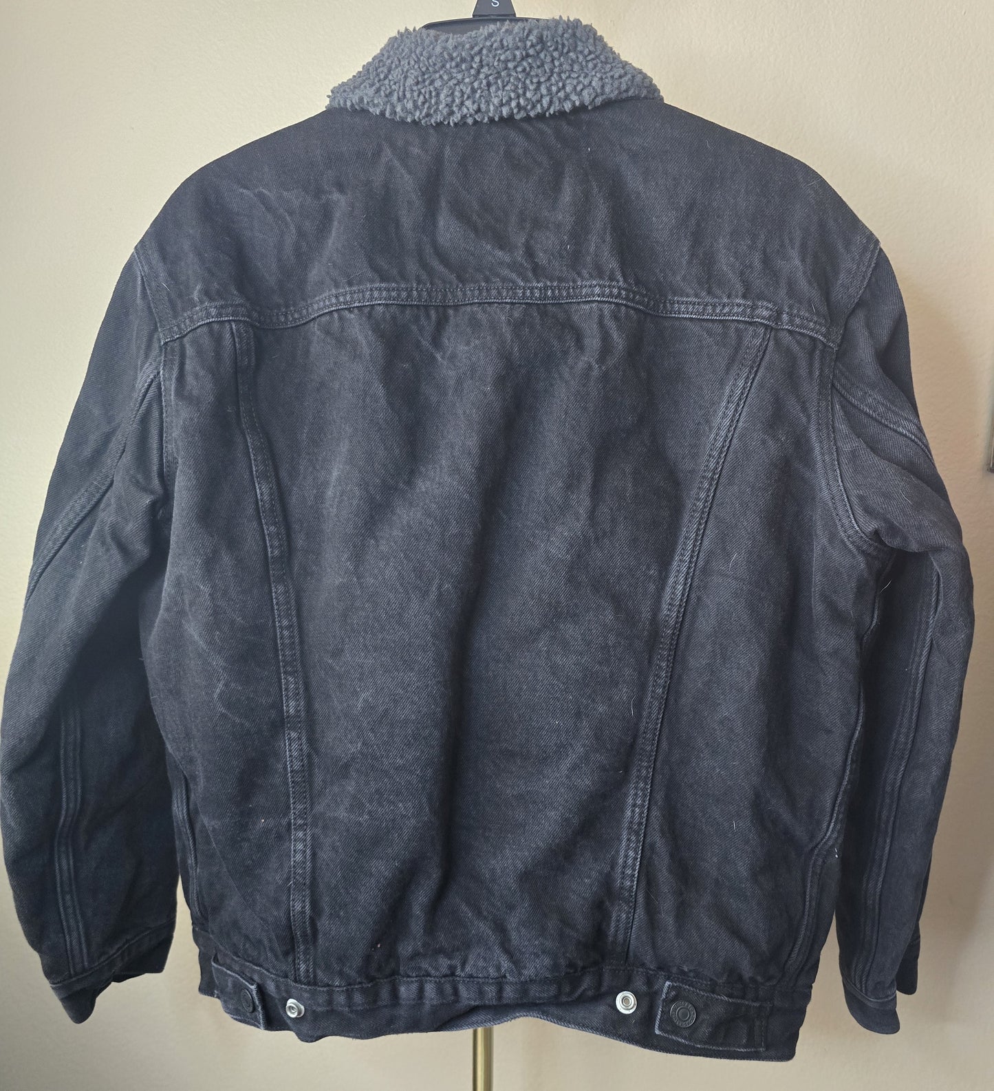 Pre-loved Levi's Black Sherpa Lined Denim Jacket - Classic Trucker Style