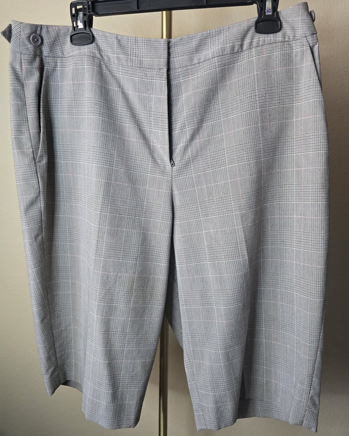 Pre-loved White & Brown Plaid Bermuda Shorts - Classic Checkered Pattern