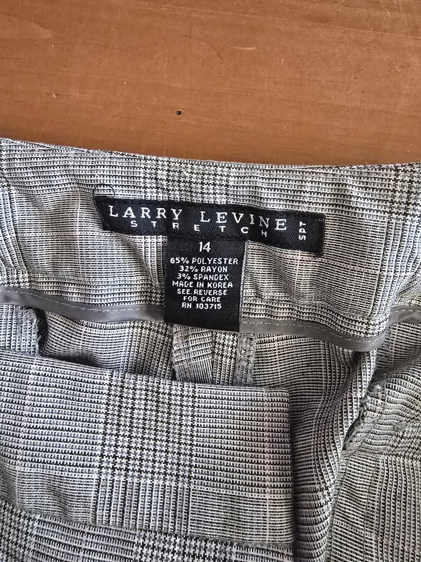 Pre-loved White & Brown Plaid Bermuda Shorts - Classic Checkered Pattern