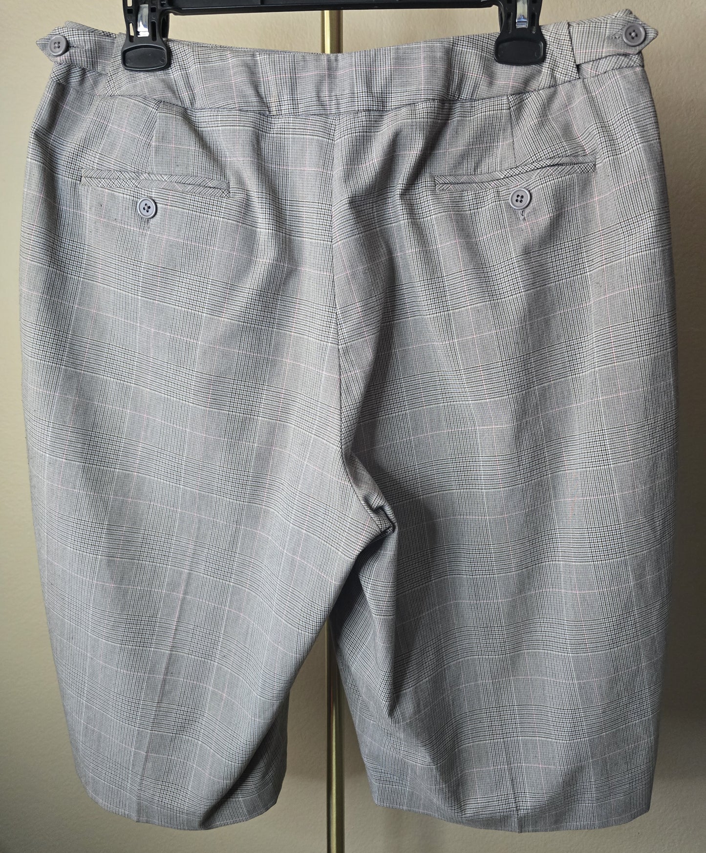Pre-loved White & Brown Plaid Bermuda Shorts - Classic Checkered Pattern
