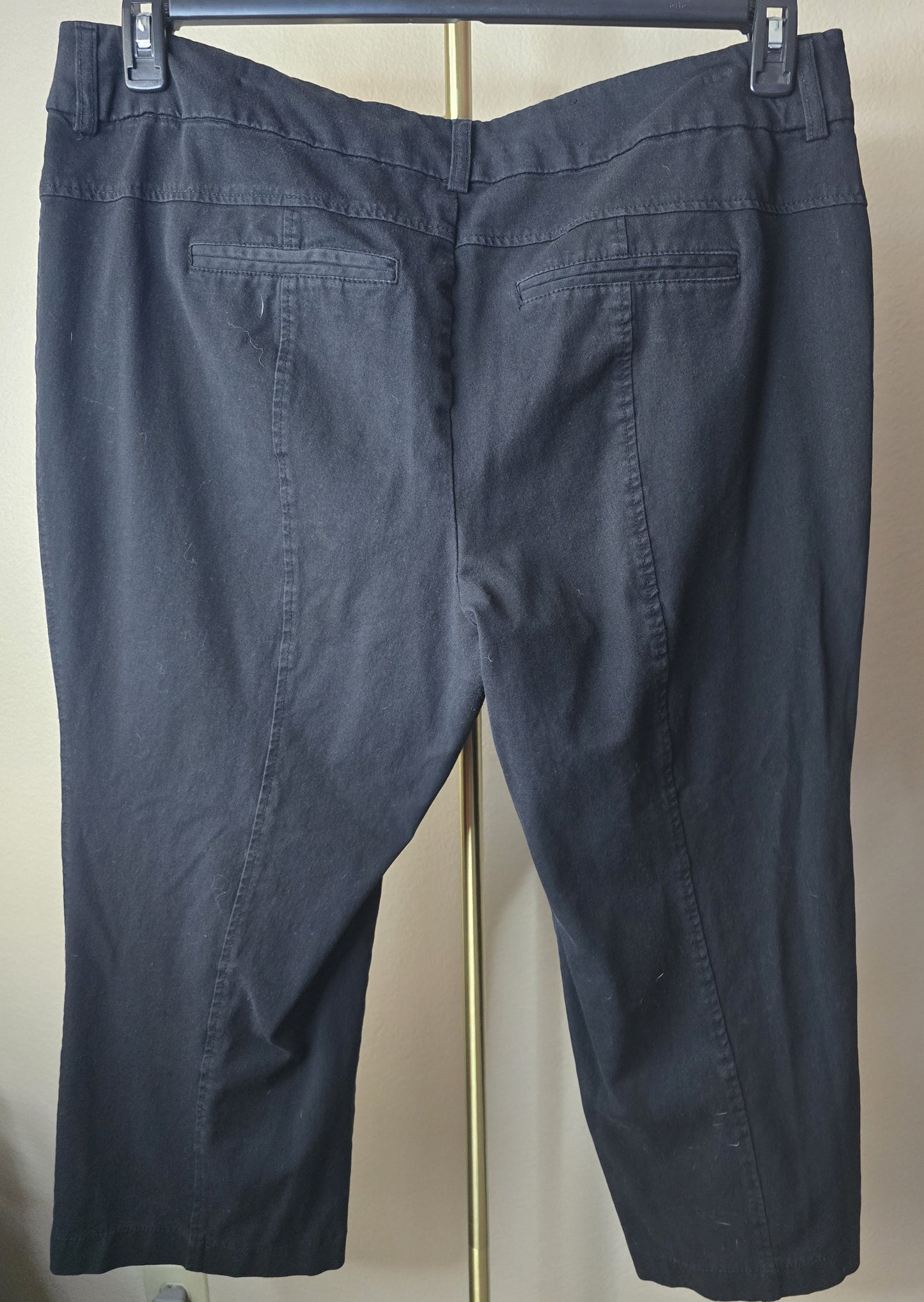 Pre-loved INC cpncepts Black Capri Pants - Front Gold Zipper Detail