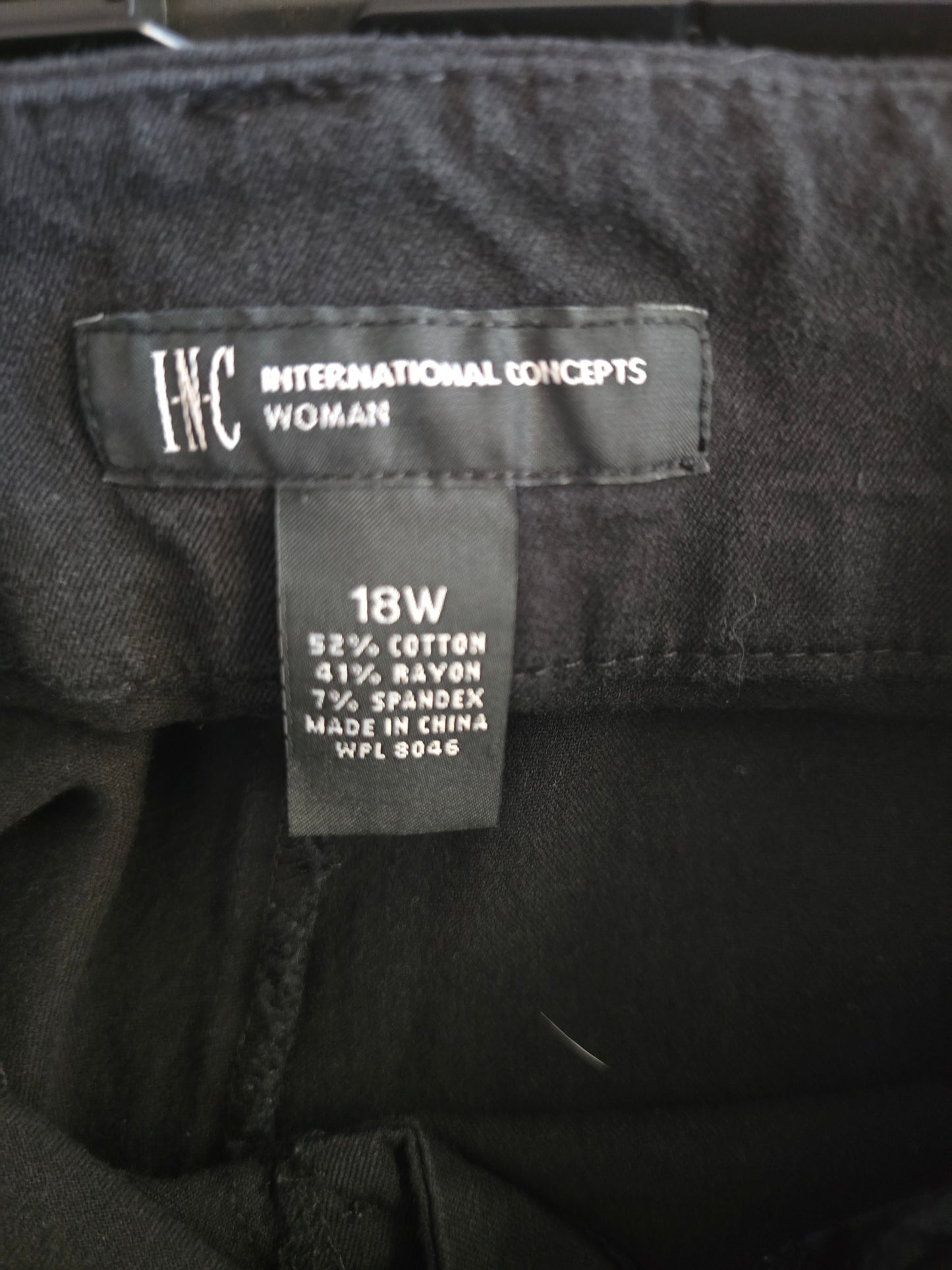 Pre-loved INC cpncepts Black Capri Pants - Front Gold Zipper Detail