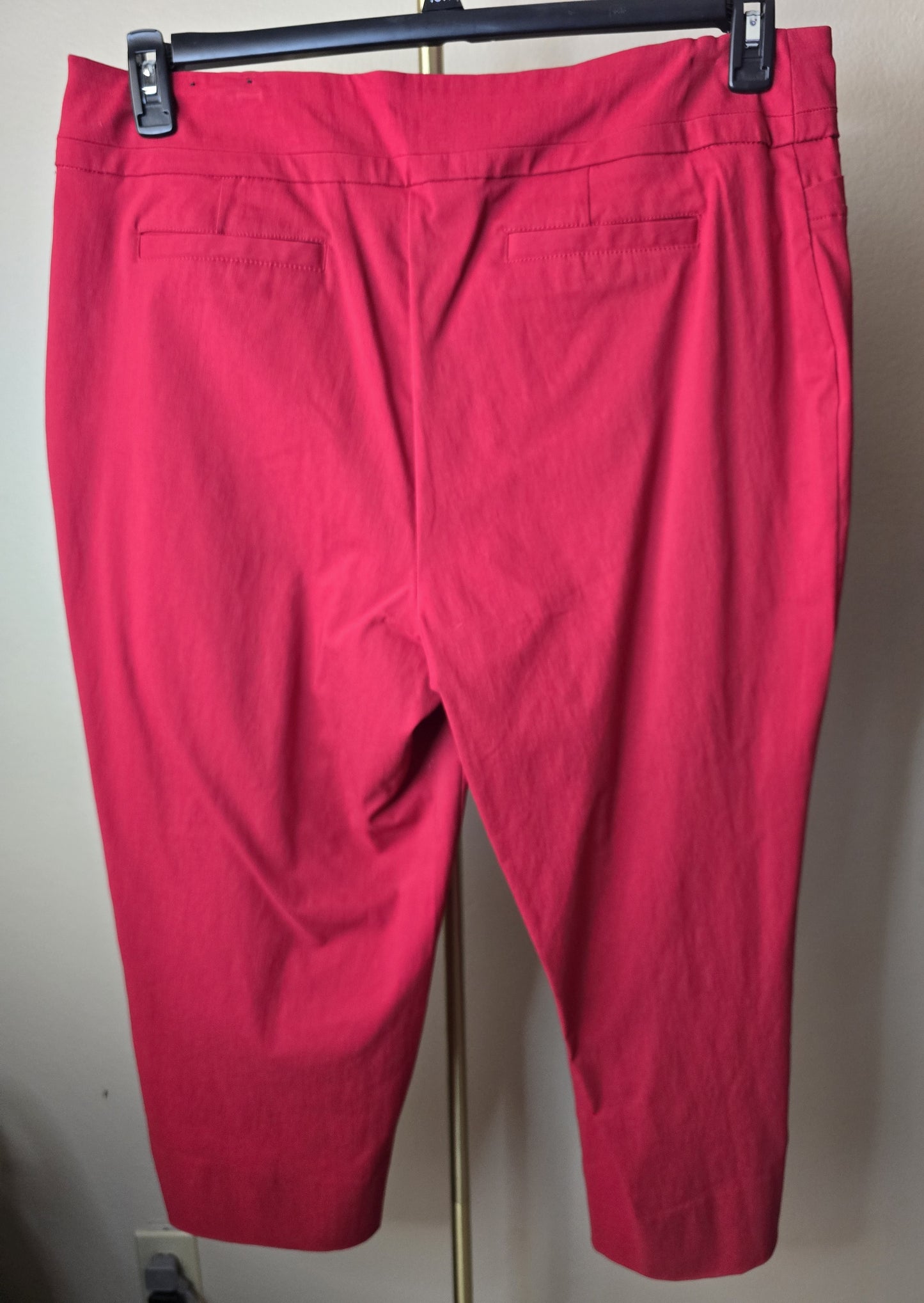 Pre-loved Vibrant Red Capri Pants - Stylish Cropped Capris