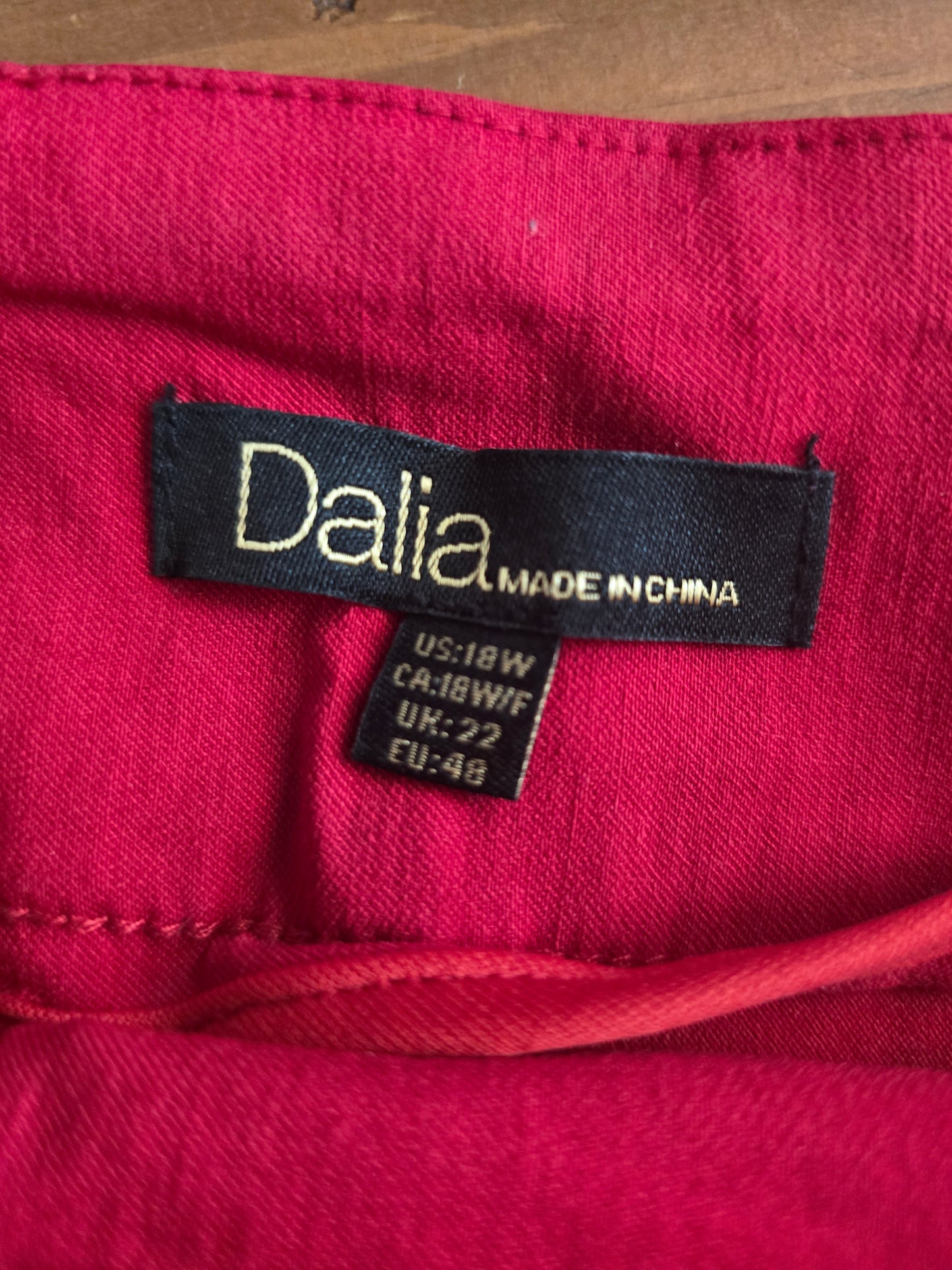 Pre-loved Vibrant Red Capri Pants - Stylish Cropped Capris