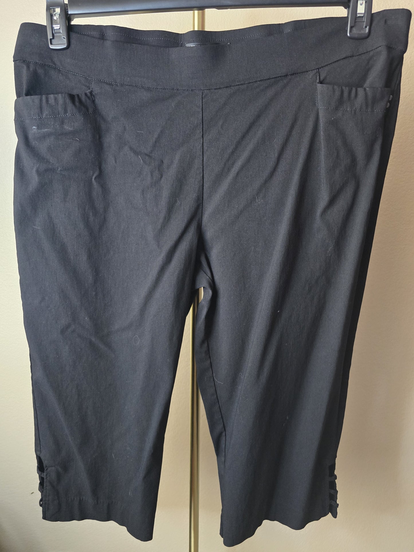 Pre-loved Black Pull-On Capris - Decorative Hem & Pockets