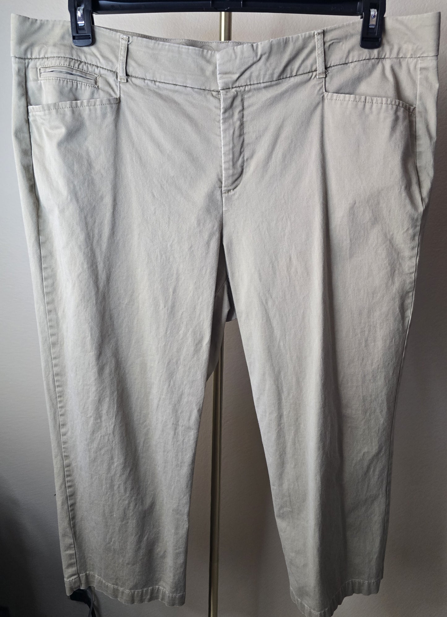 Pre-loved JM Collection Khaki Stretch Capris (Size 20W) - with Pockets