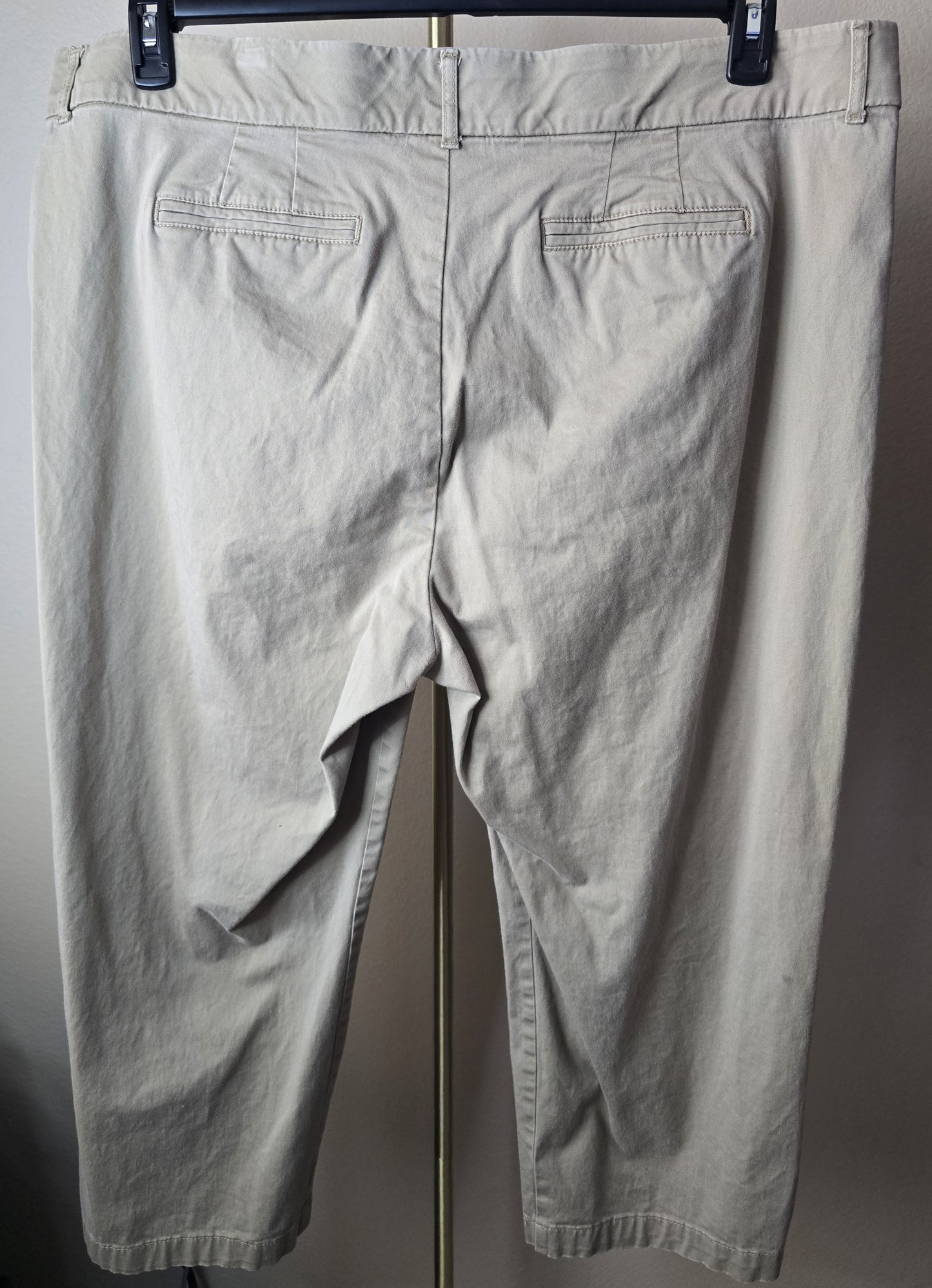 Pre-loved JM Collection Khaki Stretch Capris (Size 20W) - with Pockets