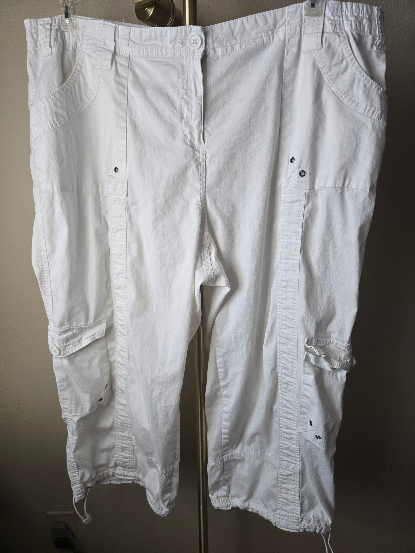Pre-loved White Cropped Pants (Size 16W) - Utility Style with Pockets