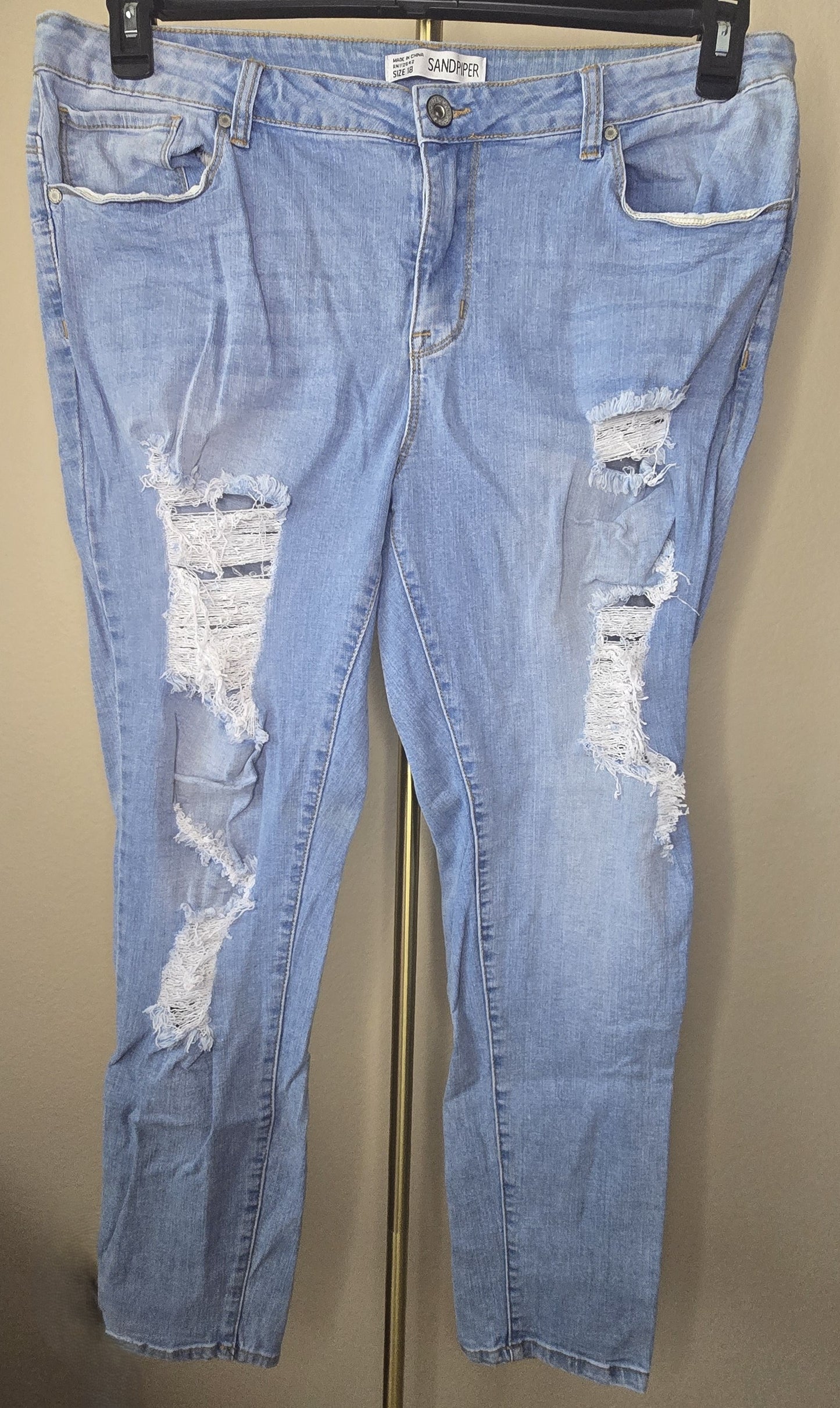 Pre-loved Women's SANDIPER Distressed Light Wash Cropped Jeans Size 18