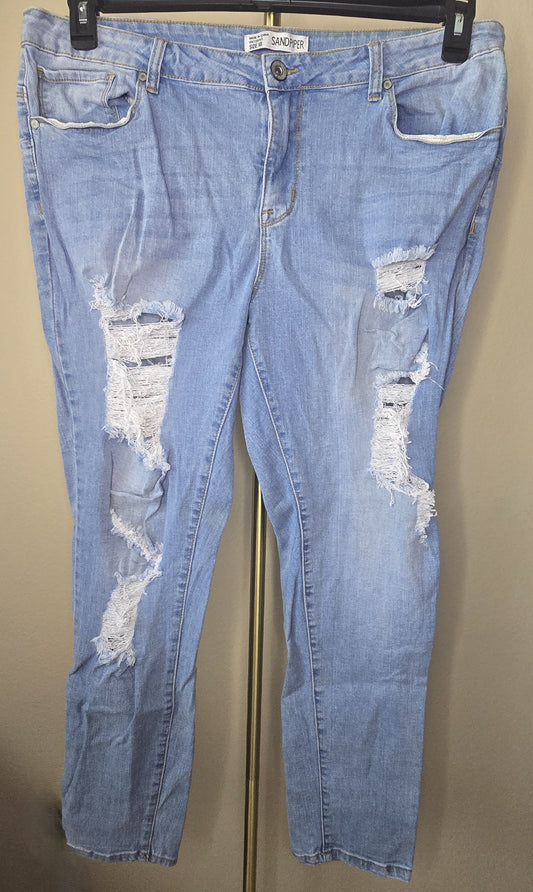 Pre-loved Women's SANDIPER Distressed Light Wash Cropped Jeans Size 18