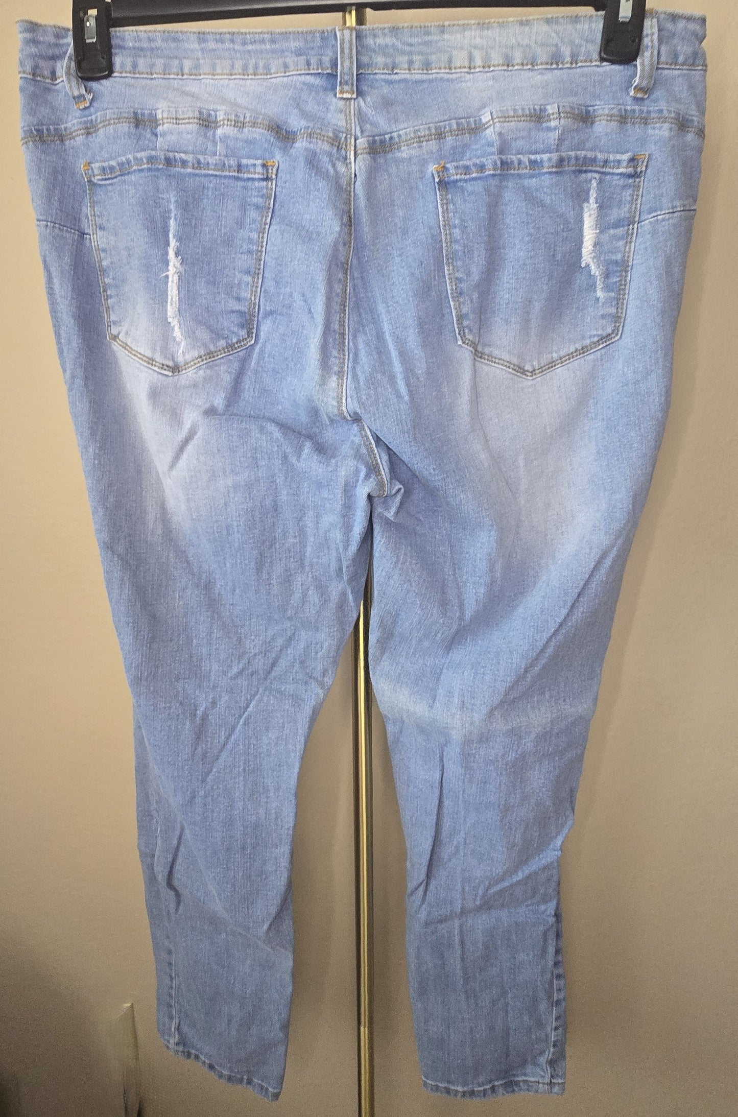 Pre-loved Women's SANDIPER Distressed Light Wash Cropped Jeans Size 18