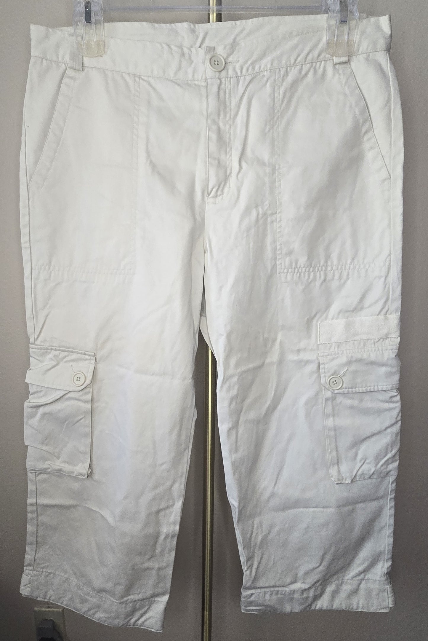 Pre-loved Women's GAP Cream Cargo Cropped Capris Pants - Size 12 - 100% Cotton