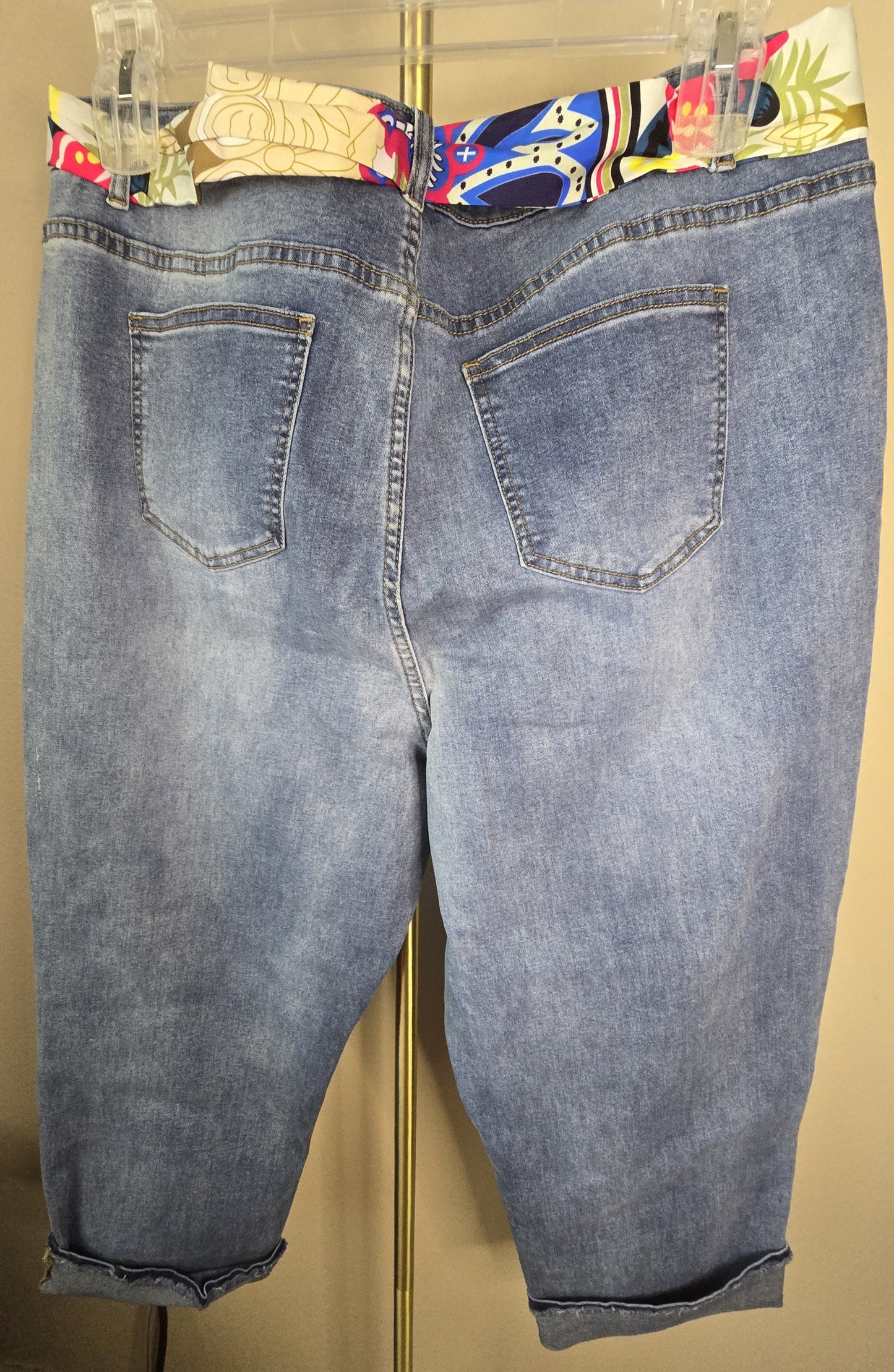 NWT Alivia Ford Plus Size 18W Light Wash Denim Capri Jeans with Printed Scarf Belt