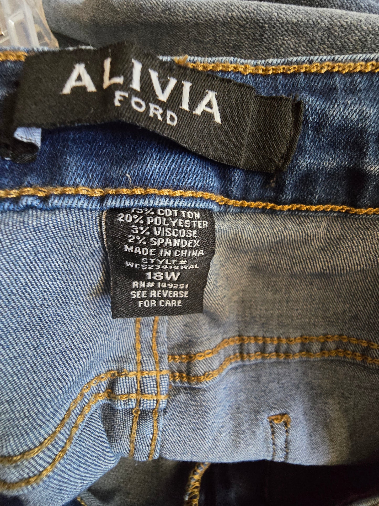 NWT Alivia Ford Plus Size 18W Light Wash Denim Capri Jeans with Printed Scarf Belt
