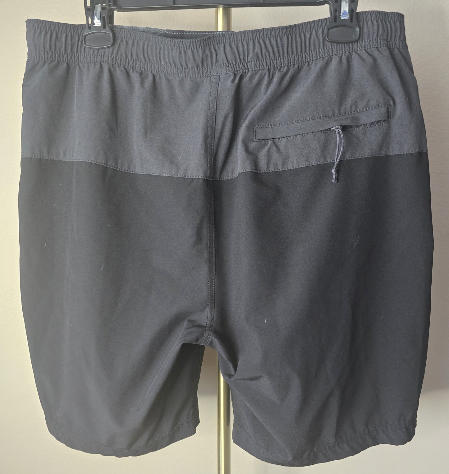 Stylish & Versatile: Pre-Loved Kenneth Cole Two-Tone Shorts (Men's Large)