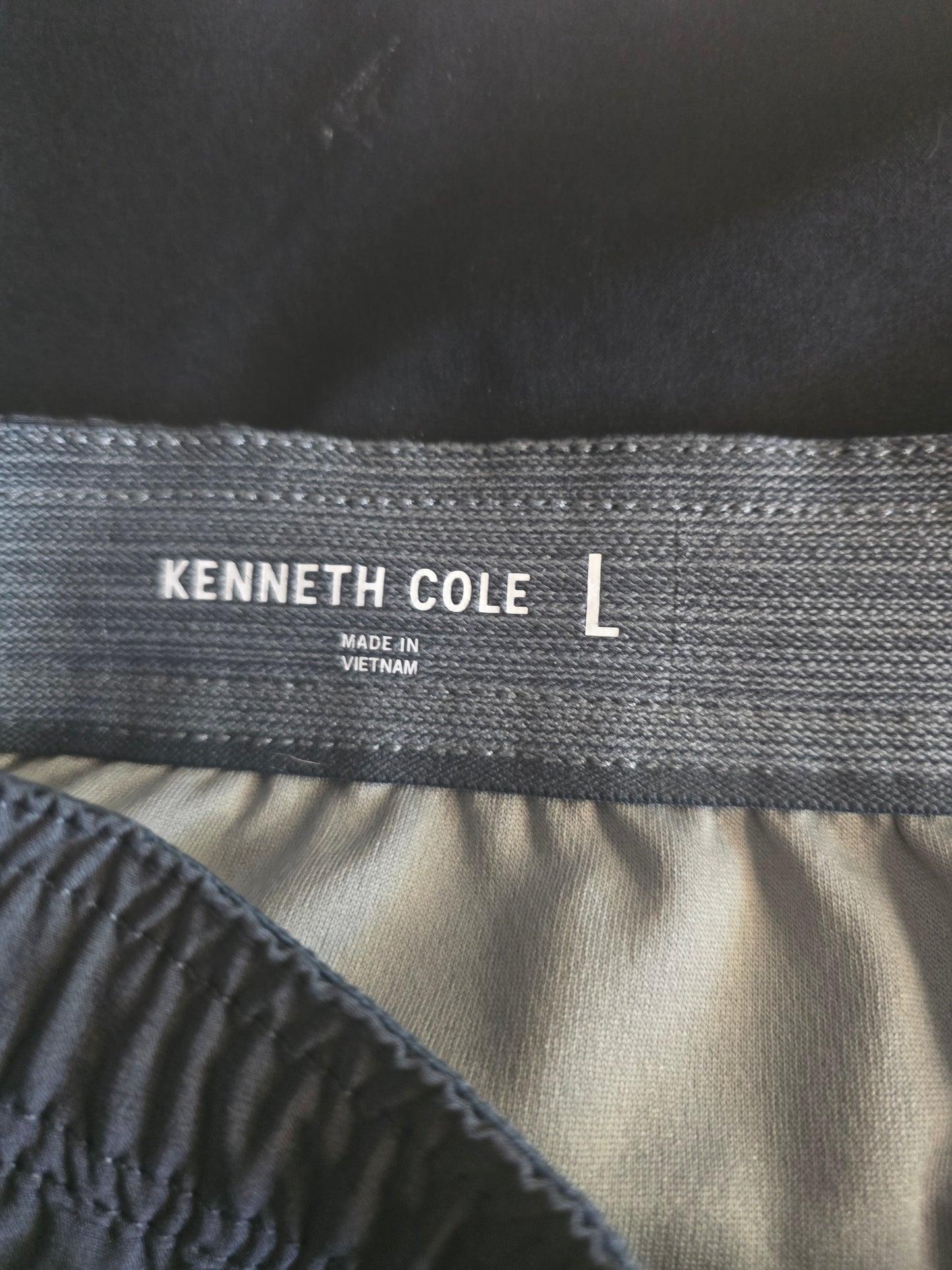 Stylish & Versatile: Pre-Loved Kenneth Cole Two-Tone Shorts (Men's Large)