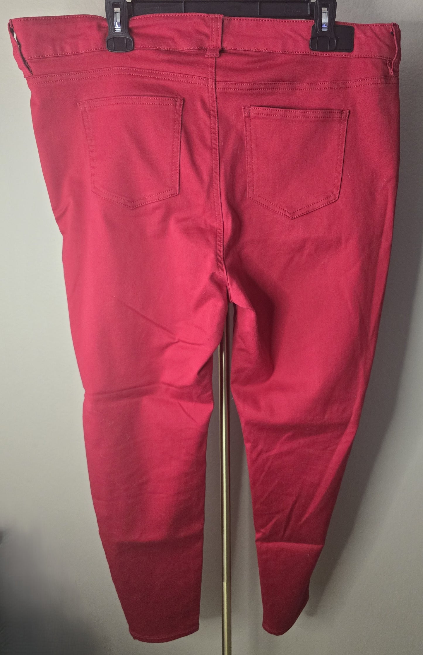 Vibrant & Chic: Pre-Loved Celebrity Pink Red Skinny Pants (Women's Size 18)