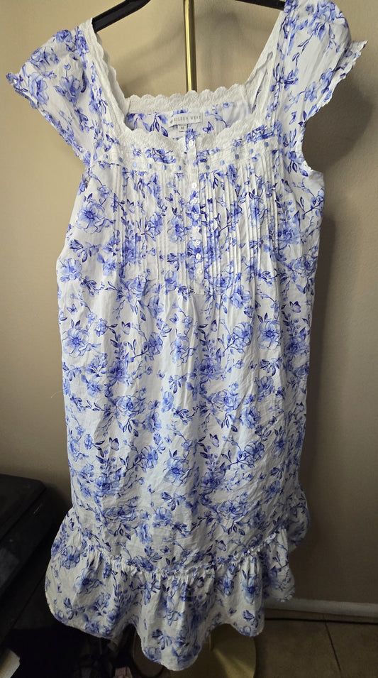Sweet Dreams: Pre-Loved Eileen West Blue Floral Nightgown (Women's Medium)