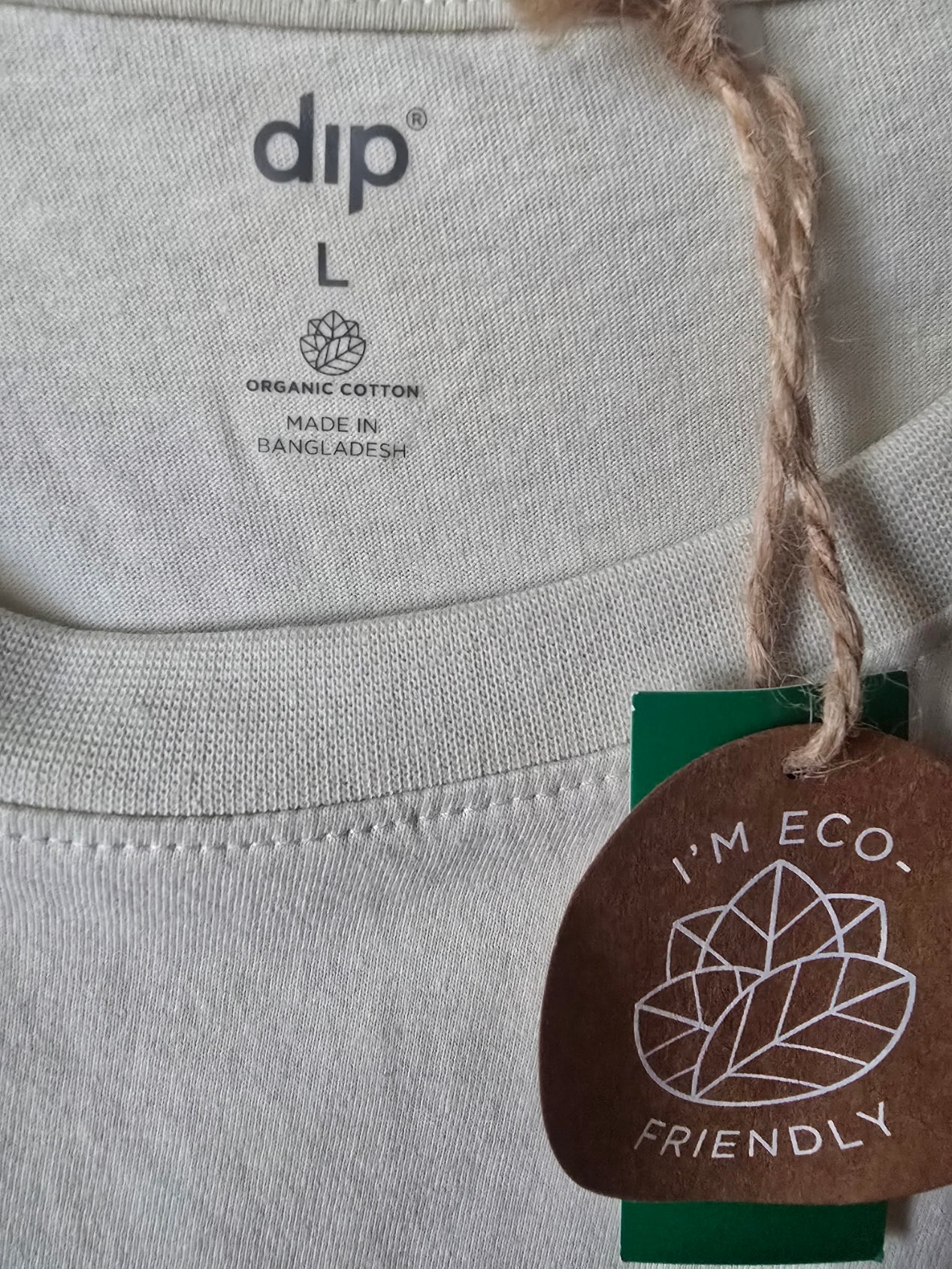 NWT "dip" Cream T-Shirt - Crew Neck Basic