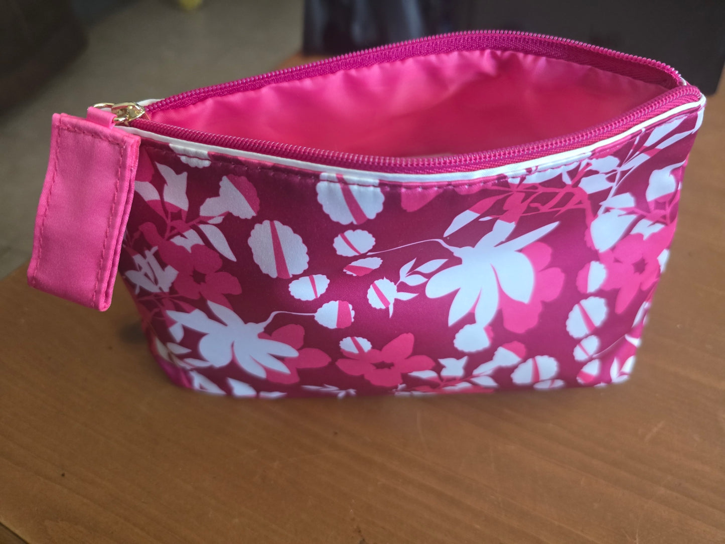 NEW ESTEE LAUDER Make-up bag cosmetic Pink/White flowers zipper